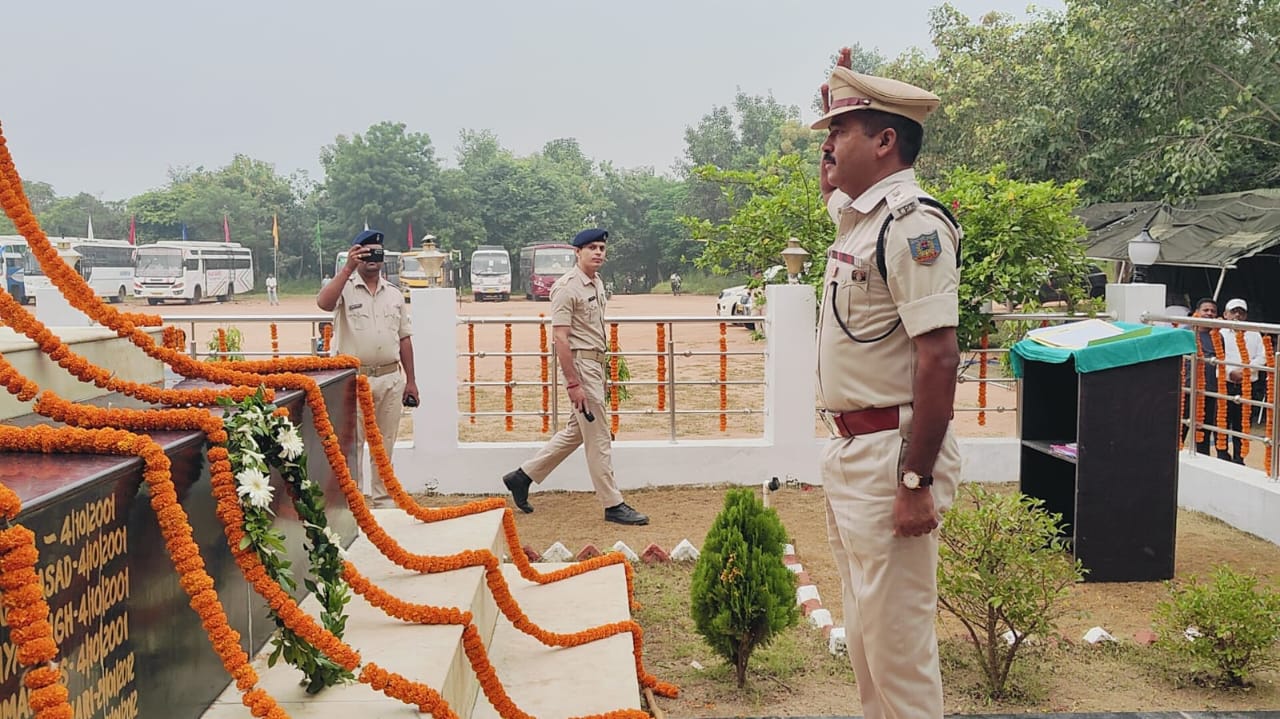 गढ़वा में पुलिस संस्मरण दिवस का आयोजन: शहीदों को श्रद्धांजलि और परिजनों का सम्मान