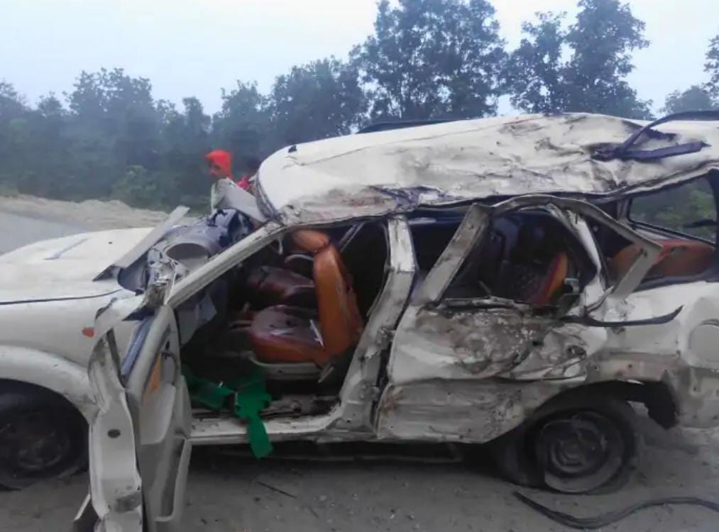 पलामू में शादी की खुशियां मातम में बदली, सड़क हादसे में दूल्हे के रिश्तेदार समेत 4 की मौत