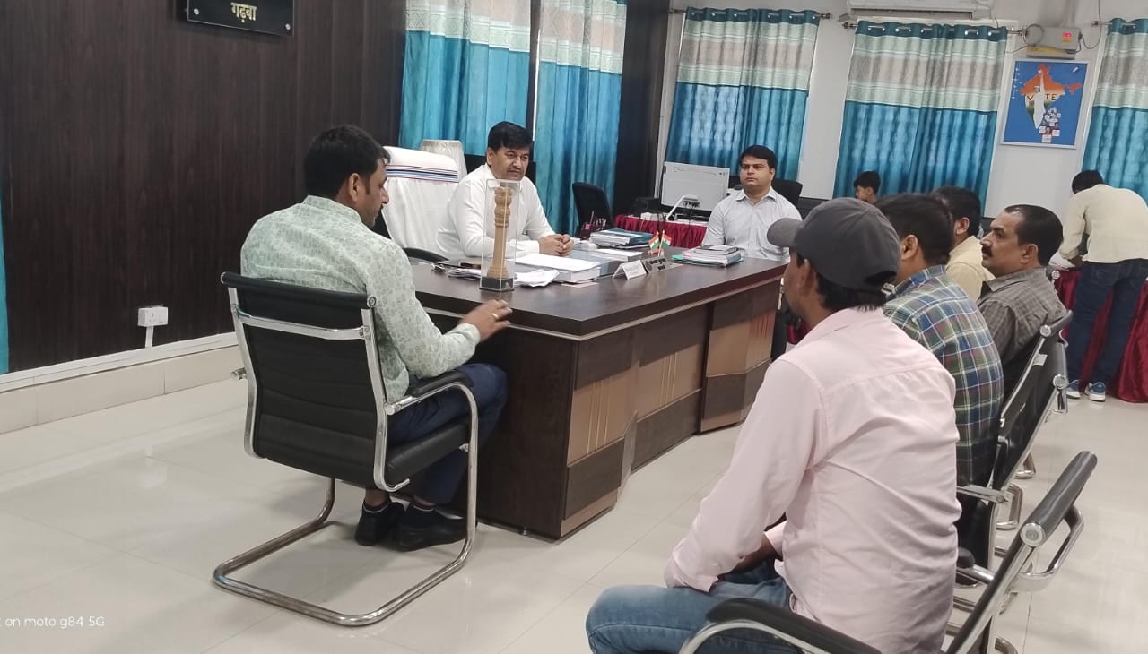 गढ़वा में 700 मतदाताओं के लिए ई-बैलट प्रबंधन की बैठक: डाक विभाग के साथ निर्वाचन पदाधिकारी की समीक्षा बैठक