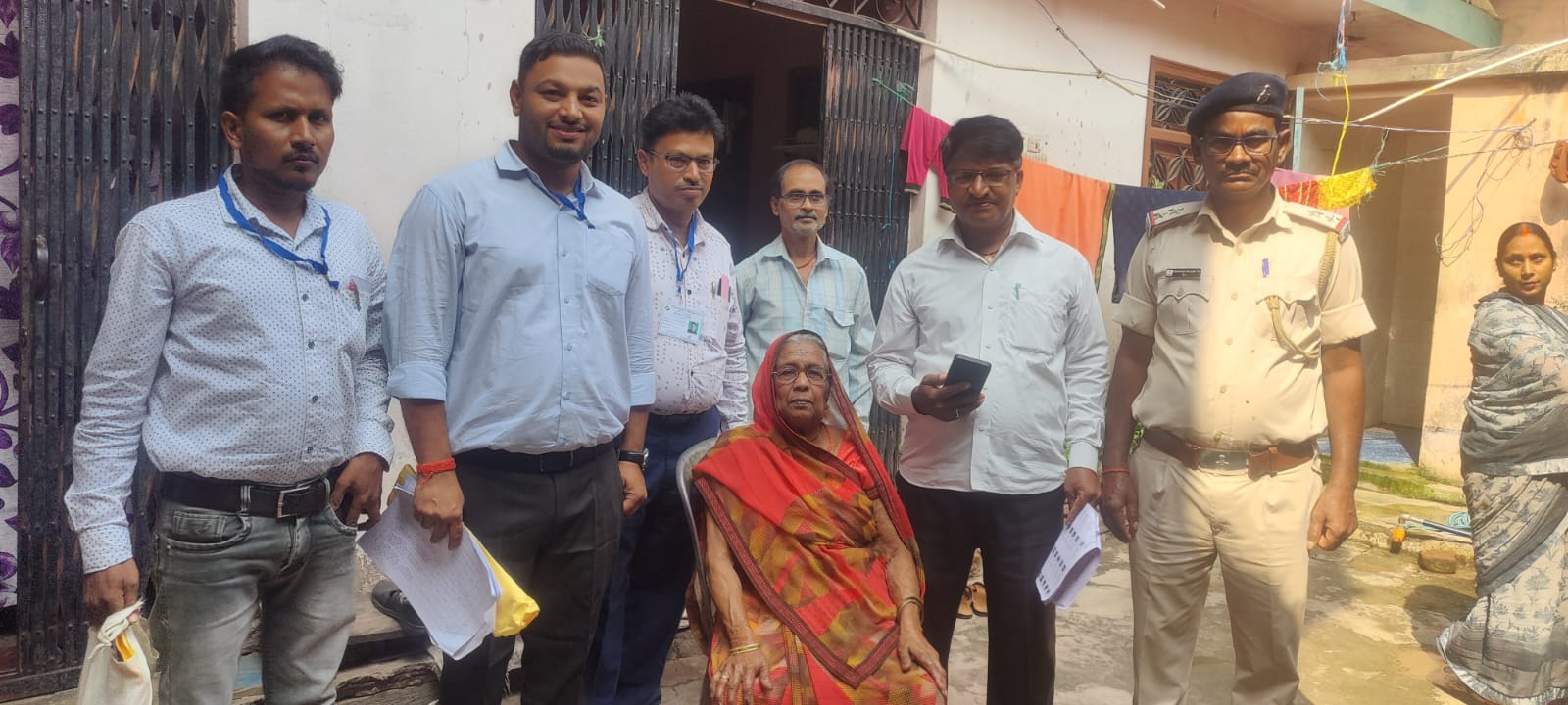 गढ़वा में होम वोटिंग से बुजुर्गों में खुशी की लहर: घर बैठे मतदान का अनूठा अनुभव