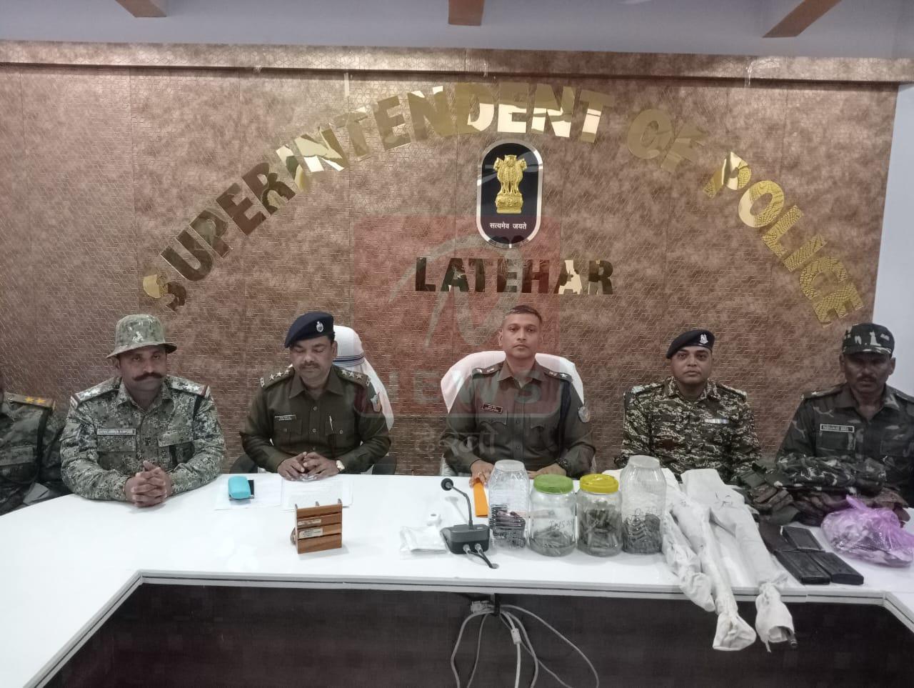 लातेहार में ऑपरेशन DRAGON: पुलिस की बड़ी कार्रवाई में हथियारों का जखीरा बरामद, दो उग्रवादी गिरफ्तार