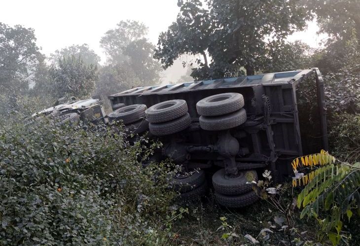 लातेहार: अपराधियों ने हाईवा पर की अंधाधुंध फायरिंग, अनियंत्रित होकर पलटी गाड़ी; चालक घायल