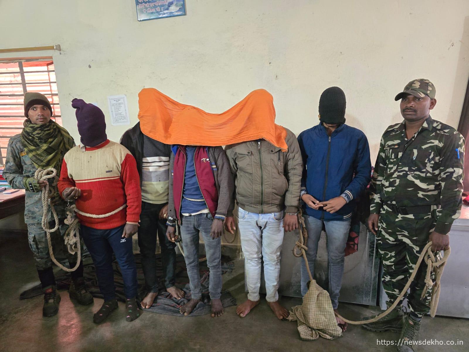 लातेहार पुलिस ने बिजली टावर एंगल कटिंग करते पांच अपराधी किए गिरफ्तार
