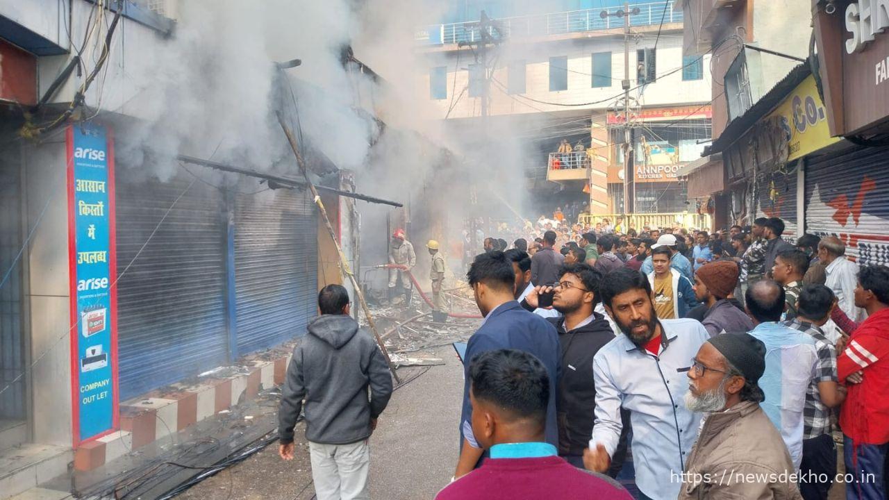 बिग ब्रेकिंग: रांची के लालजी हीरजी रोड पर भीषण आग, 12 दुकानें खाक