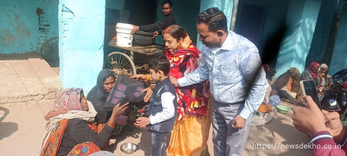 व्यवसायी पूनमचंद ने जरूरतमंदों को बांटे गर्म कपड़े, बेटे के हाथों कराया वितरण