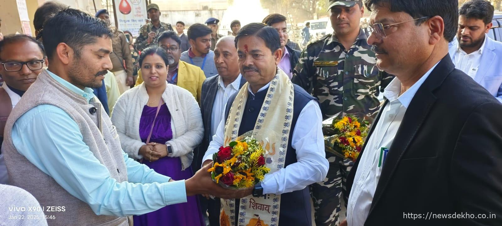 गढ़वा: केंद्रीय मंत्री ने सरकारी योजनाओं, अस्पताल और विद्यालय का जायजा लिया