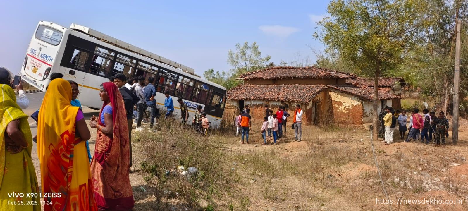ब्रेकिंग न्यूज: बस हादसा, टायर फटा, पलटने से बची बस, 28 यात्री बाल बाल बचे