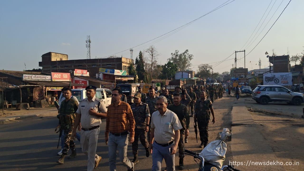 चंदवा: होली में शांति व्यवस्था बनाए रखने को लेकर पुलिस ने किया फ्लैग मार्च