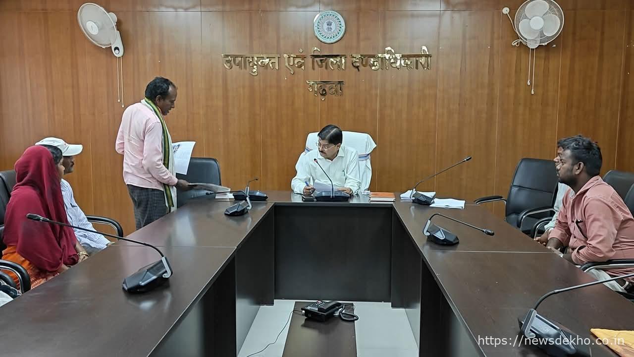 गढ़वा में जनता दरबार: 20 से अधिक शिकायतों पर हुई सुनवाई, उपायुक्त ने दिए निर्देश