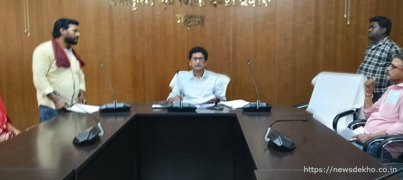 गढ़वा समाहरणालय में जिला आपूर्ति पदाधिकारी द्वारा आयोजित जनता दरबार