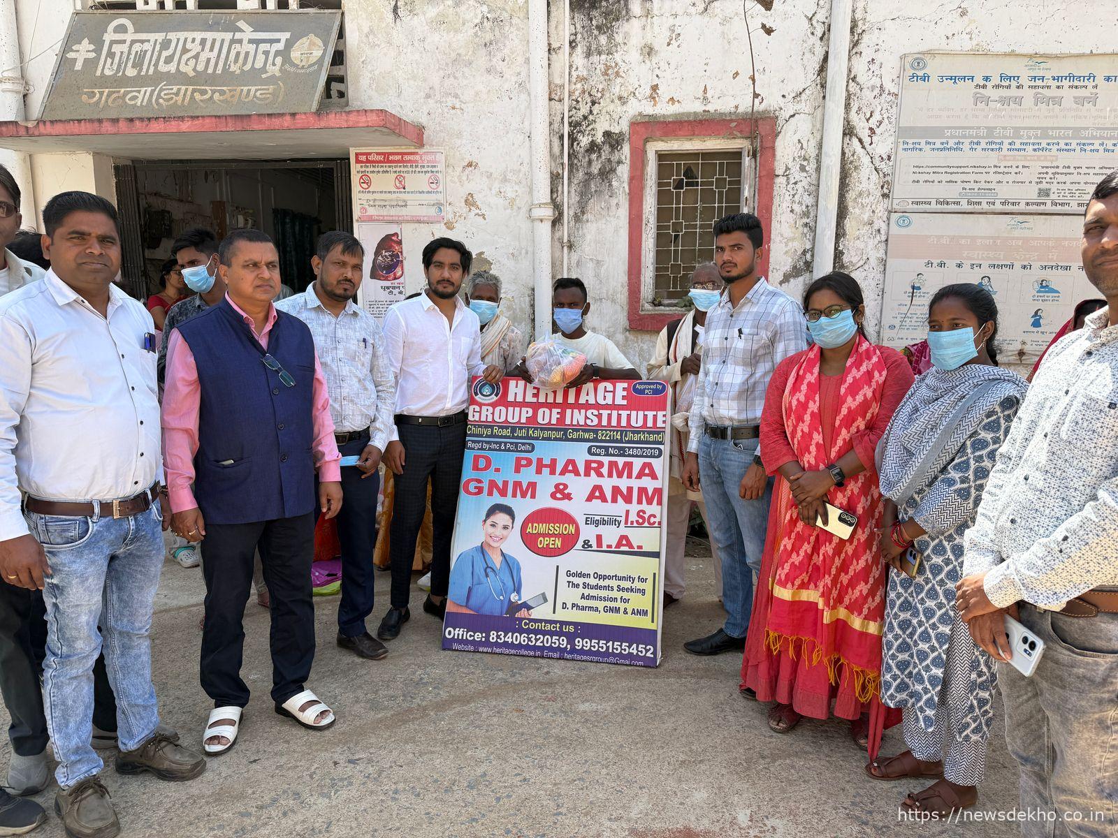 टीबी मुक्त भारत: हेरिटेज फार्मेसी कॉलेज ने 30 मरीजों को फूड बास्केट देकर बढ़ाया हौसला