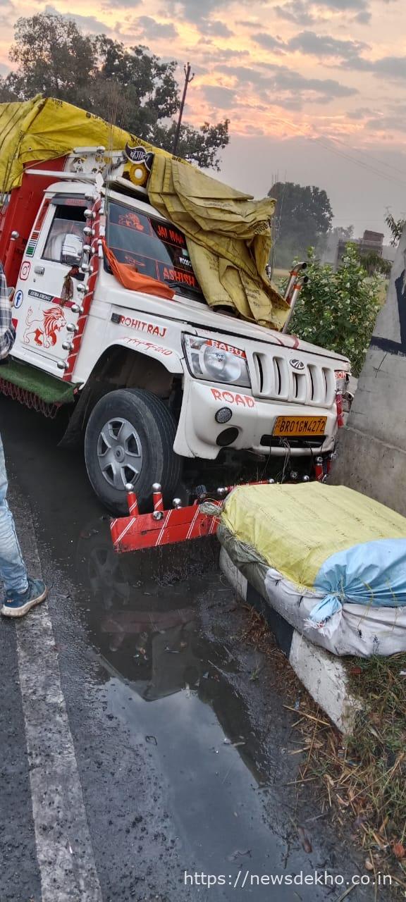गढ़वा फोर लेन पर बड़ा हादसा टला, टायर ब्लास्ट से अनियंत्रित पिकअप डिवाइडर से टकराई