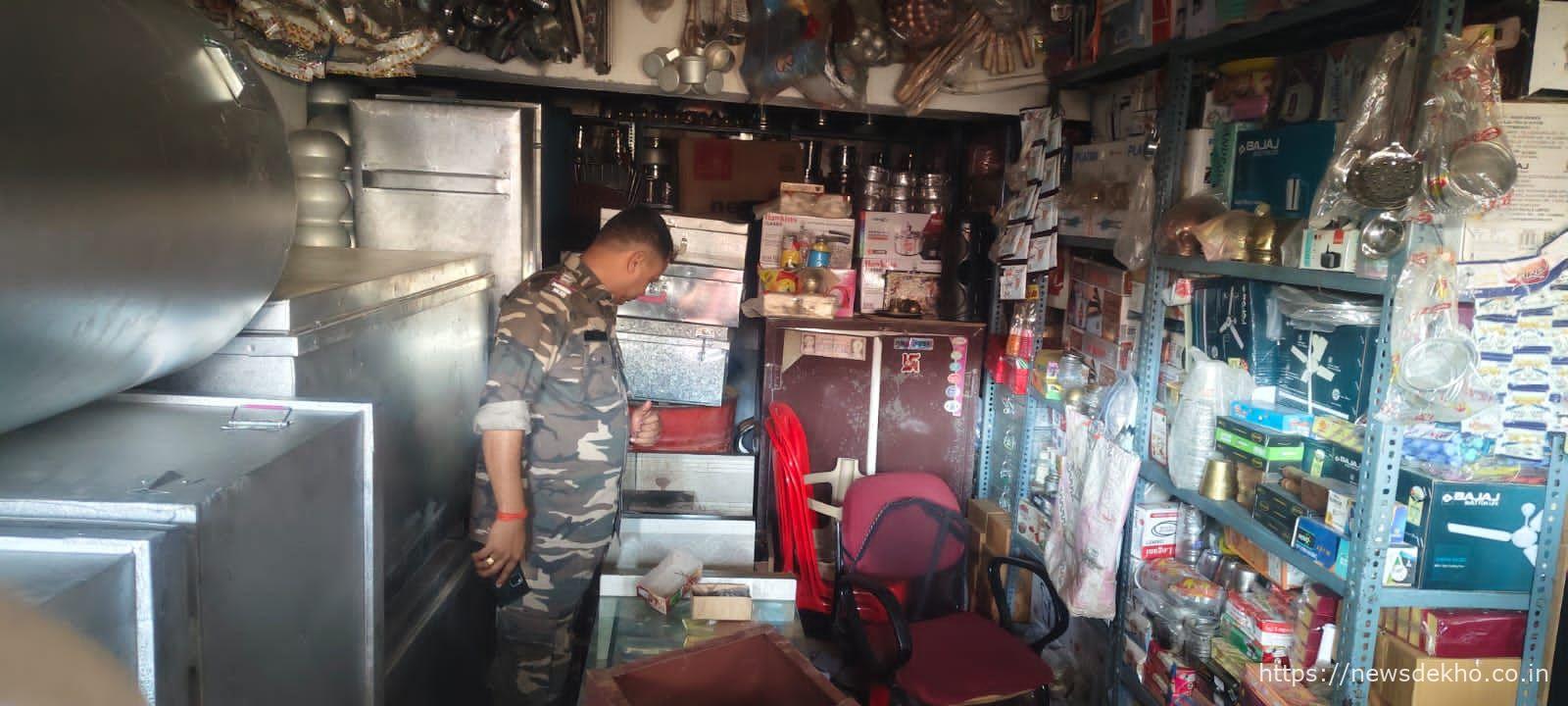 गढ़वा: रमना में ज्वेलरी और बर्तन दुकान में चोरी, लाखों के नुकसान का अंदेशा