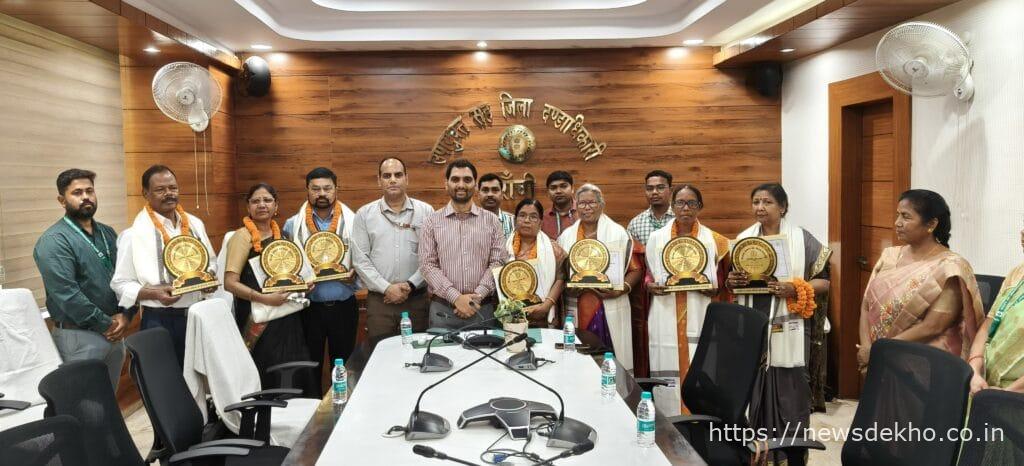 रांची में एक नई परंपरा : शिक्षकों को सेवा-निवृत्ति के दिन ही ससम्मान विदाई और भुगतान