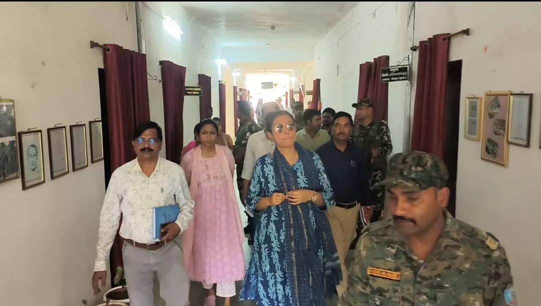 चैनपुर के अति दुर्गम तिलवारी पाठ पहुंची उपायुक्त प्रेरणा दीक्षित, योजनाओं की जमीनी हकीकत परख ग्रामीणों से सीधा संवाद
