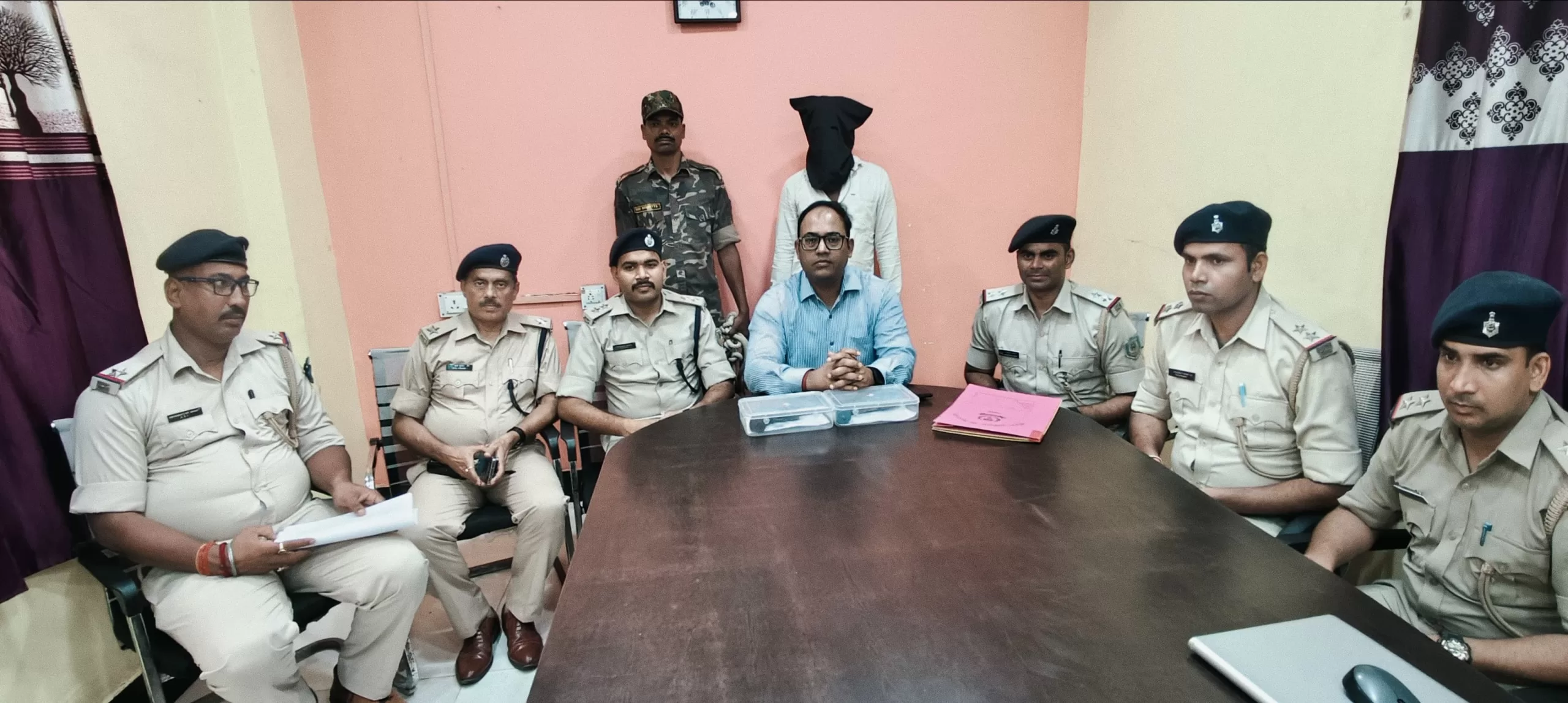 गढ़वा: दो देशी कट्टा के साथ युवक गिरफ्तार, पुलिस ने छापेमारी कर हथियार बरामद किया