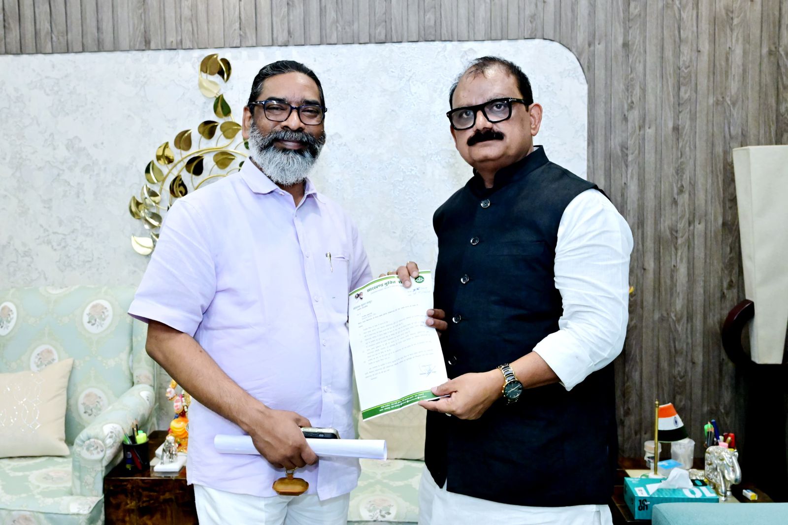 ओखरगाड़ा को प्रखंड बनाने की मांग तेज, पूर्व मंत्री मिथिलेश ठाकुर ने सौंपा मुख्यमंत्री को ज्ञापन