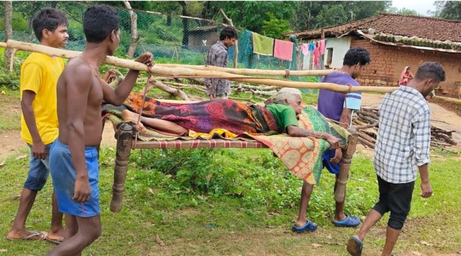 सिमडेगा में फिर खटिया पर मरीज! एंबुलेंस रास्ते में हुई खराब, बोलेरो से पहुंचाया गया अस्पताल