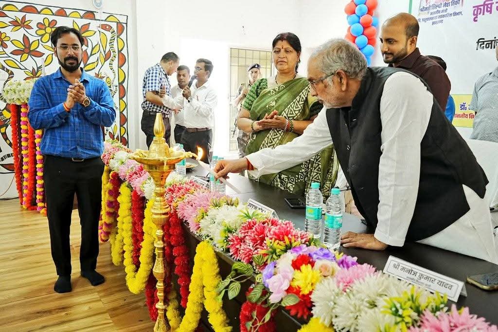 कोडरमा में किसानों को मिला तकनीकी संबल, 80% अनुदान पर बांटे गए ट्रैक्टर और सोलर पम्पसेट