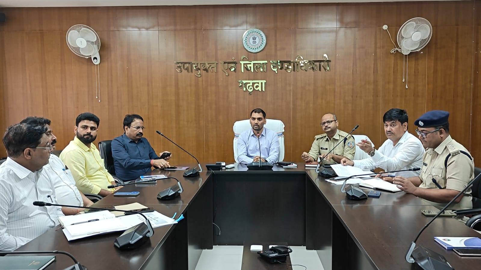 गढ़वा शहर में सौंदर्यकरण और अतिक्रमण हटाओ मुहिम तेज़ — डीसी की बैठक में लिए गए अहम फैसले