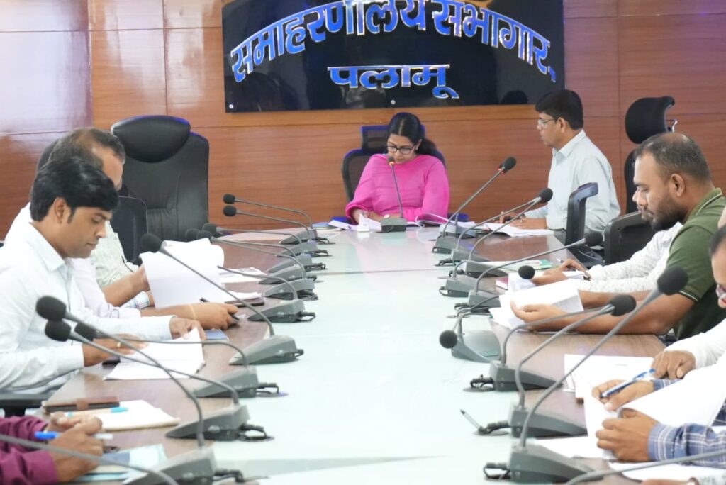 धुमकुड़िया भवन निर्माण में हो तेजी, योजनाओं का समयबद्ध निष्पादन ज़रूरी: उपायुक्त