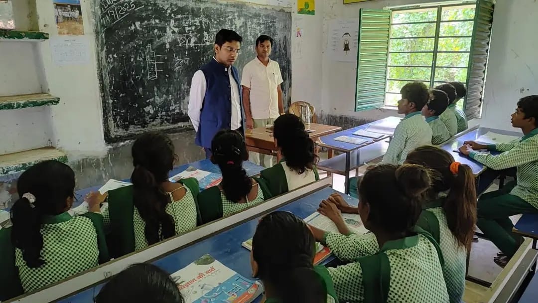 दुमका प्रशासन की सख्ती: निरीक्षण में मिली लापरवाही पर DM ने दिए कड़े निर्देश