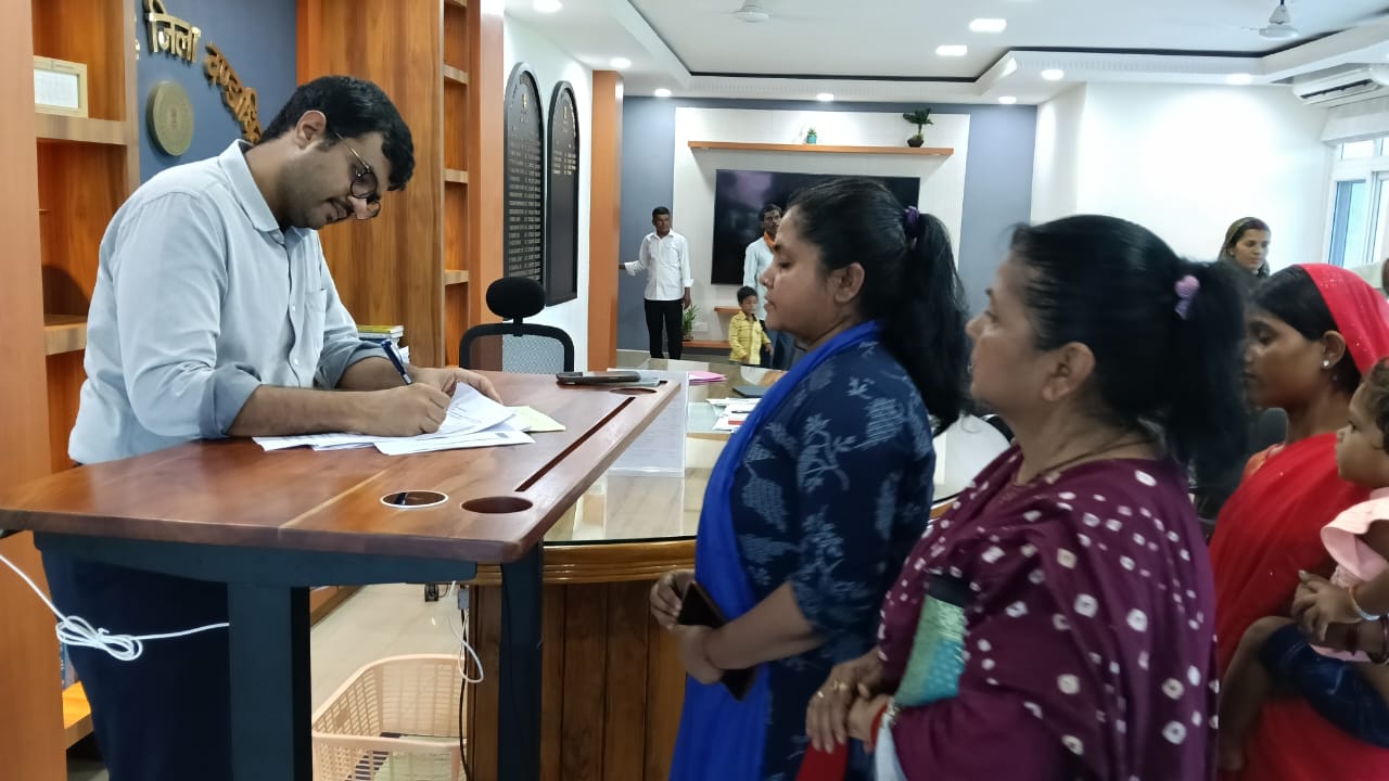 लातेहार में उपायुक्त ने जन शिकायत निवारण के तहत ग्रामीणों की समस्याएं सुनी — अधिकारियों को दिए सख्त निर्देश