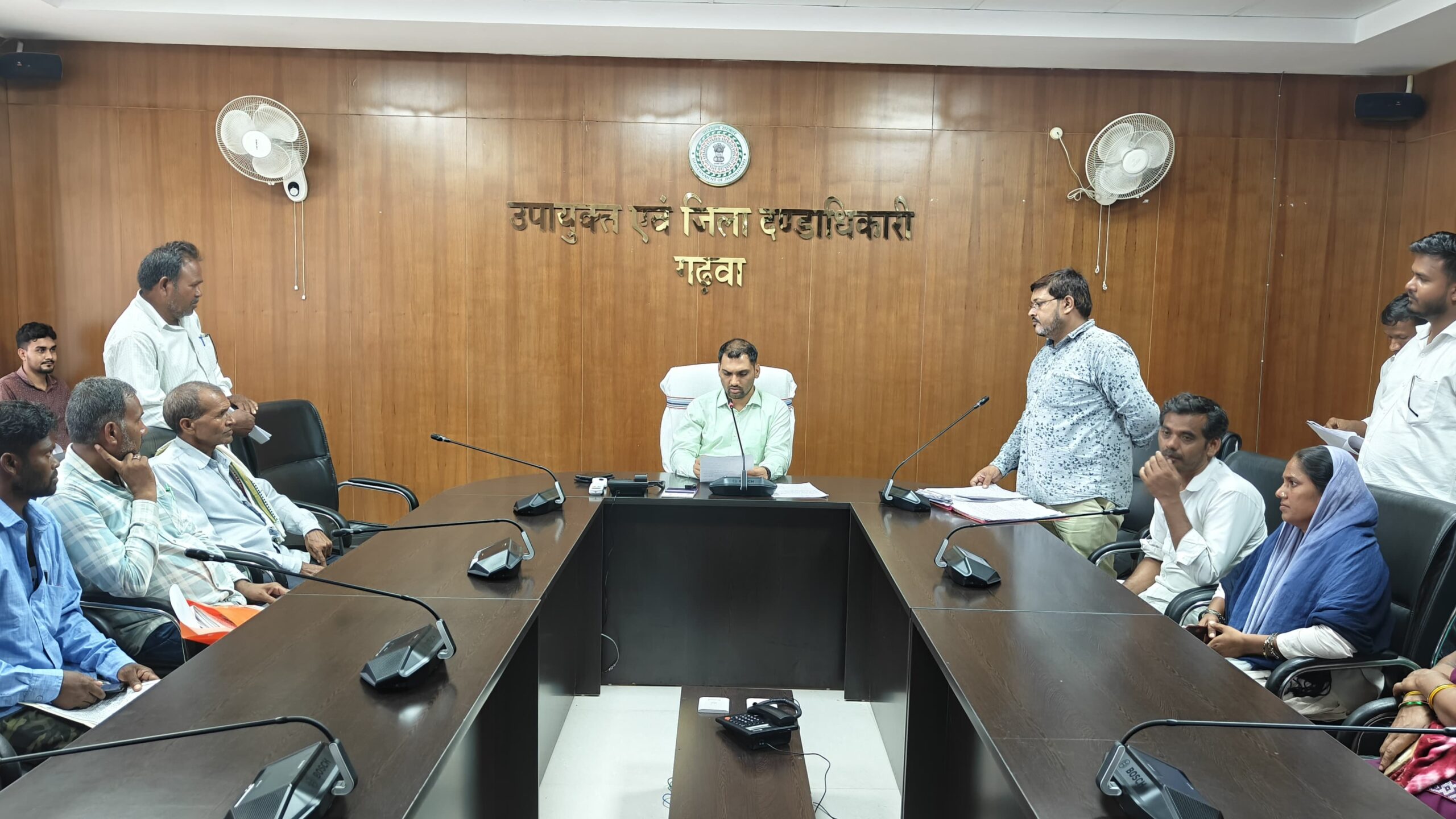जनता दरबार में फिर गूंजीं पीड़ितों की आवाजें, उपायुक्त ने दिए त्वरित कार्रवाई के निर्देश