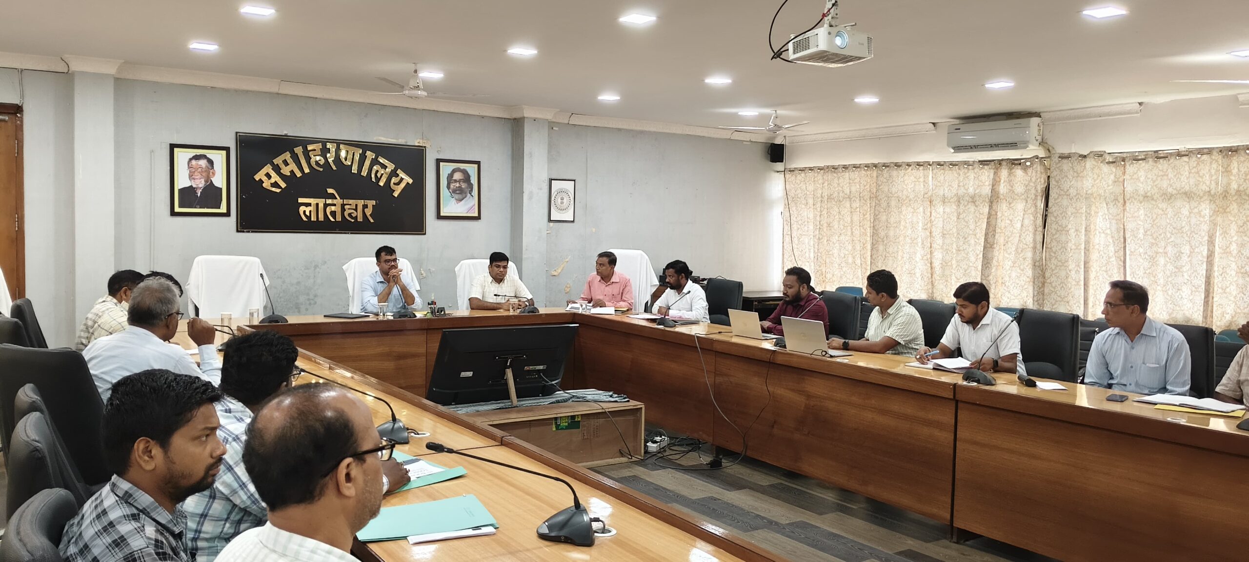 लातेहार में श्रमिक पंजीकरण, बाल श्रम नियंत्रण और रोजगार योजनाओं की समीक्षा बैठक सम्पन्न