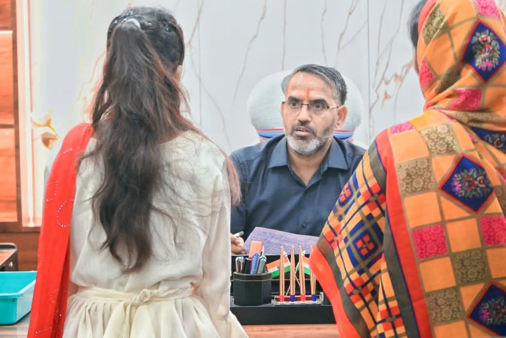 गिरिडीह में हुआ साप्ताहिक जनता दरबार, डीसी रामनिवास यादव ने सुनीं जनता की समस्याएं