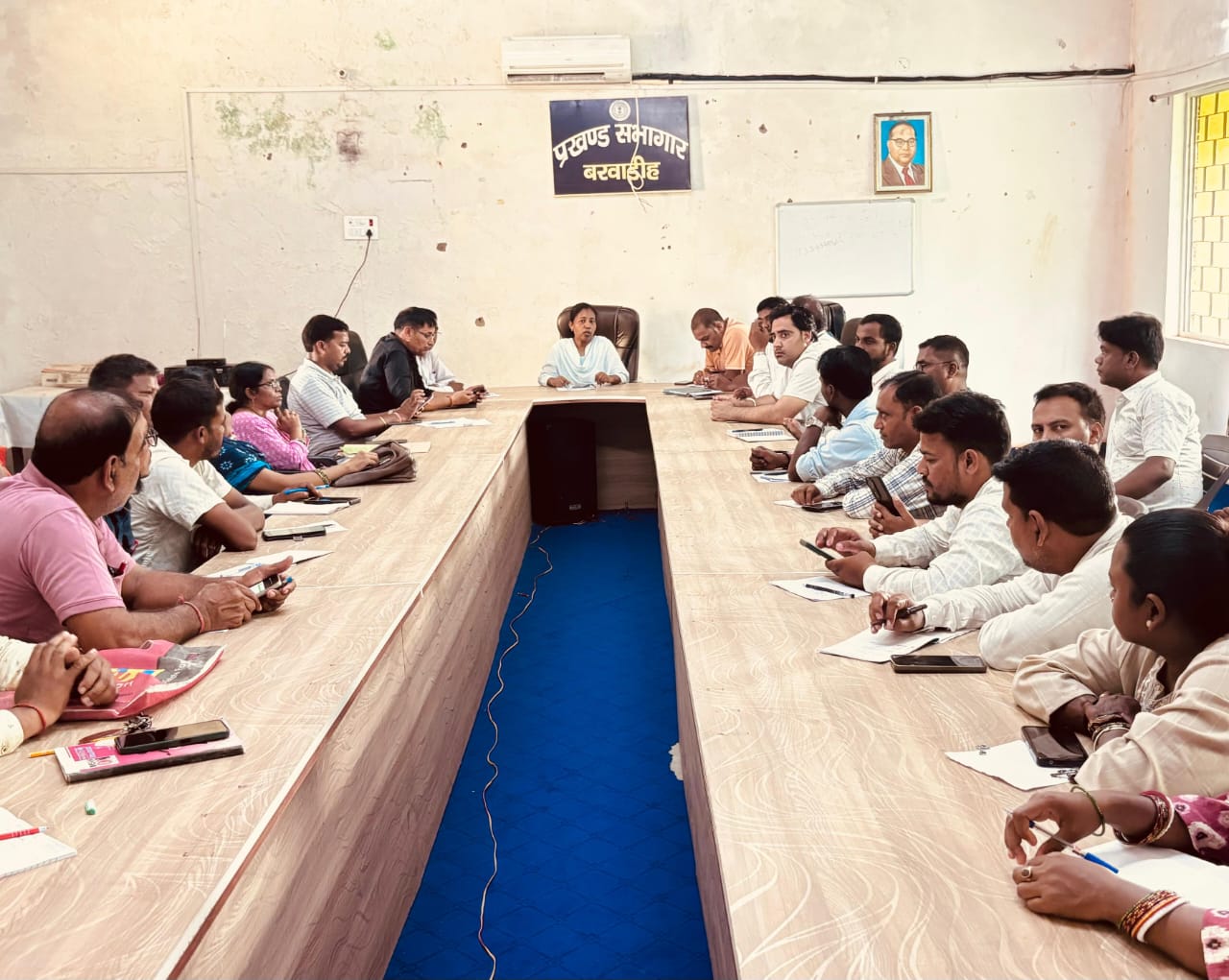 बरवाडीह में बीडीओ ने की योजनाओं की समीक्षा बैठक, दिए सख्त निर्देश