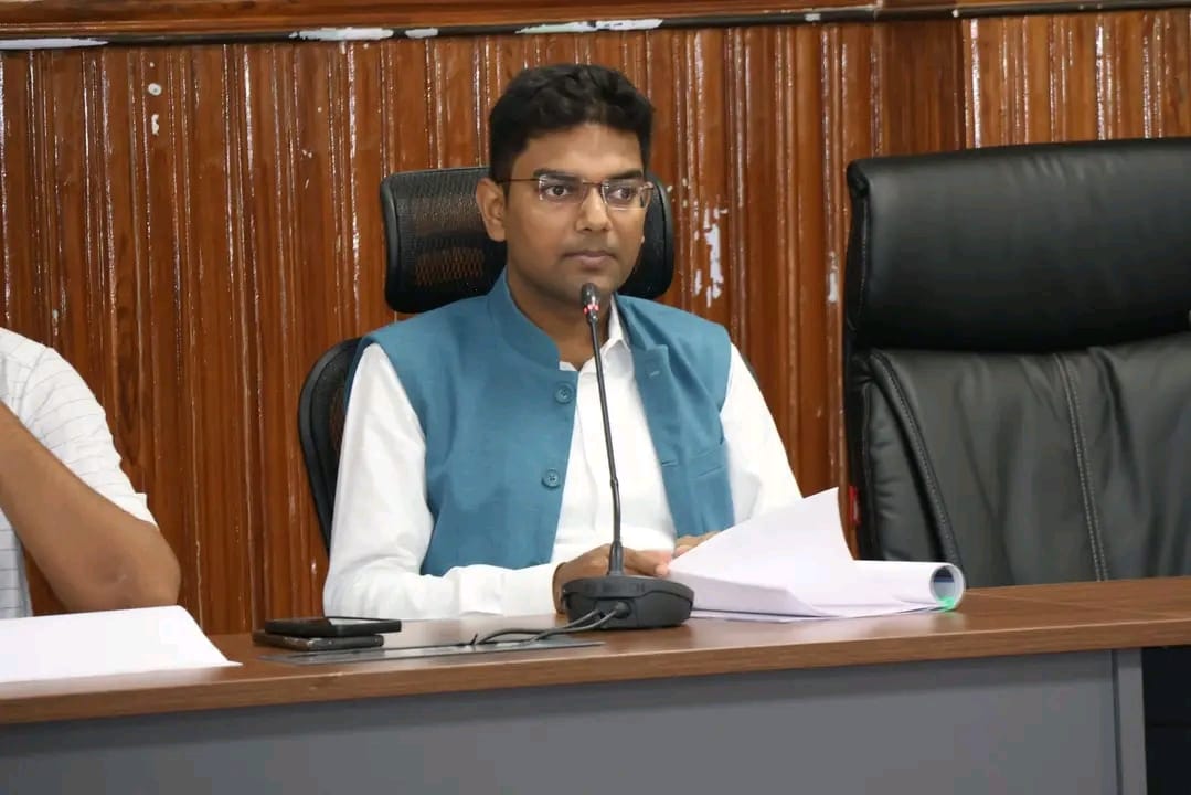 दुमका में समाज कल्याण योजनाओं की समीक्षा बैठक, उपायुक्त ने दिए सख्त निर्देश