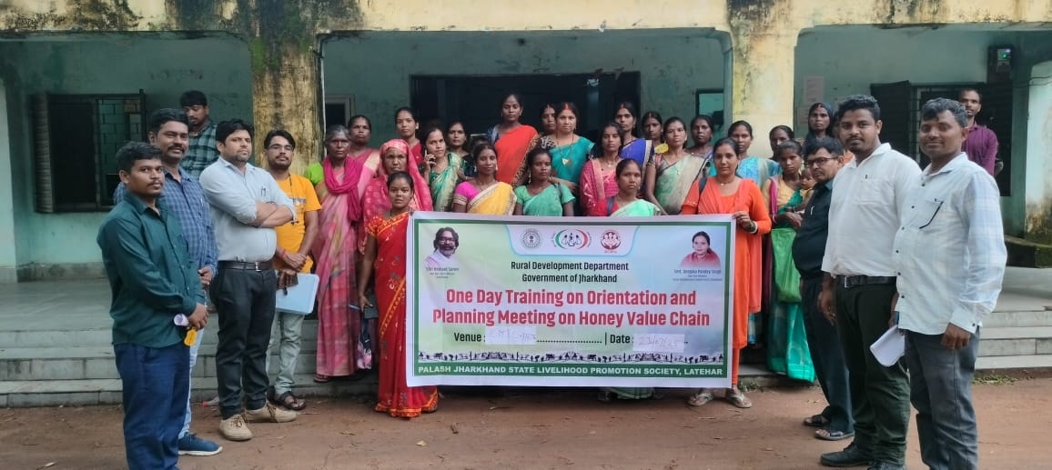 लातेहार में मधुमक्खी पालन पर विशेष प्रशिक्षण, किसानों को दी गई आधुनिक तकनीक की जानकारी