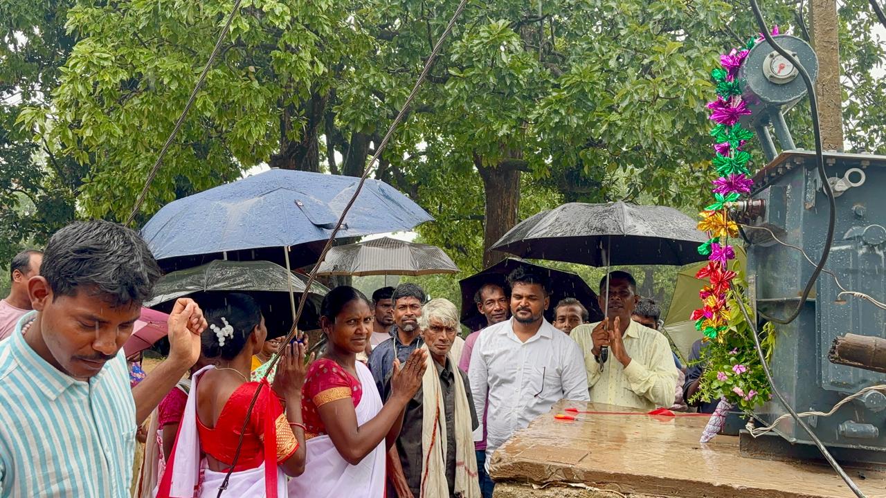 सिमडेगा: घुटबहार पंचायत में नया ट्रांसफार्मर लगा, किसानों और छात्रों को बिजली संकट से मिली राहत