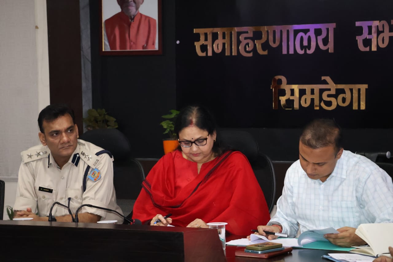 सिमडेगा में डीएमएफटी बैठक में विकास पर फोकस, उपायुक्त ने दिए सख्त निर्देश