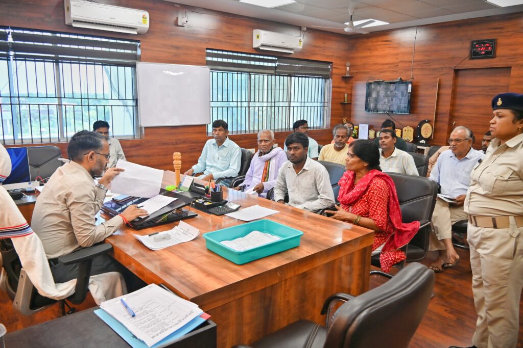 गिरिडीह में जनता दरबार : जिला उपायुक्त ने सुनीं समस्याएं, मौके पर निपटाए कई मामले