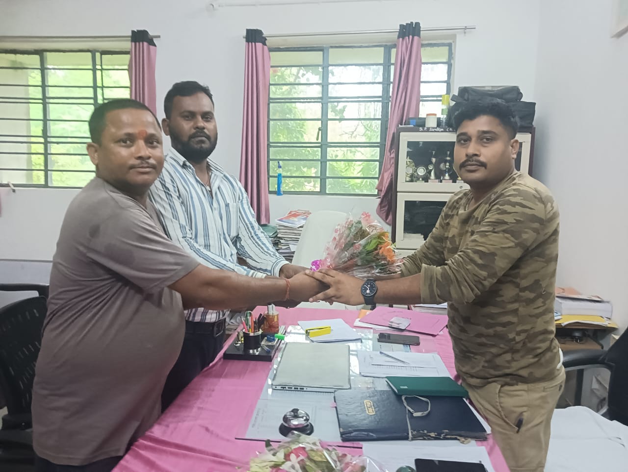 कोलेबिरा में नए थाना प्रभारी हर्ष कुमार शाह से एसटी मोर्चा की शिष्टाचार मुलाकात, क्षेत्रीय समस्याओं के समाधान का मिला आश्वासन