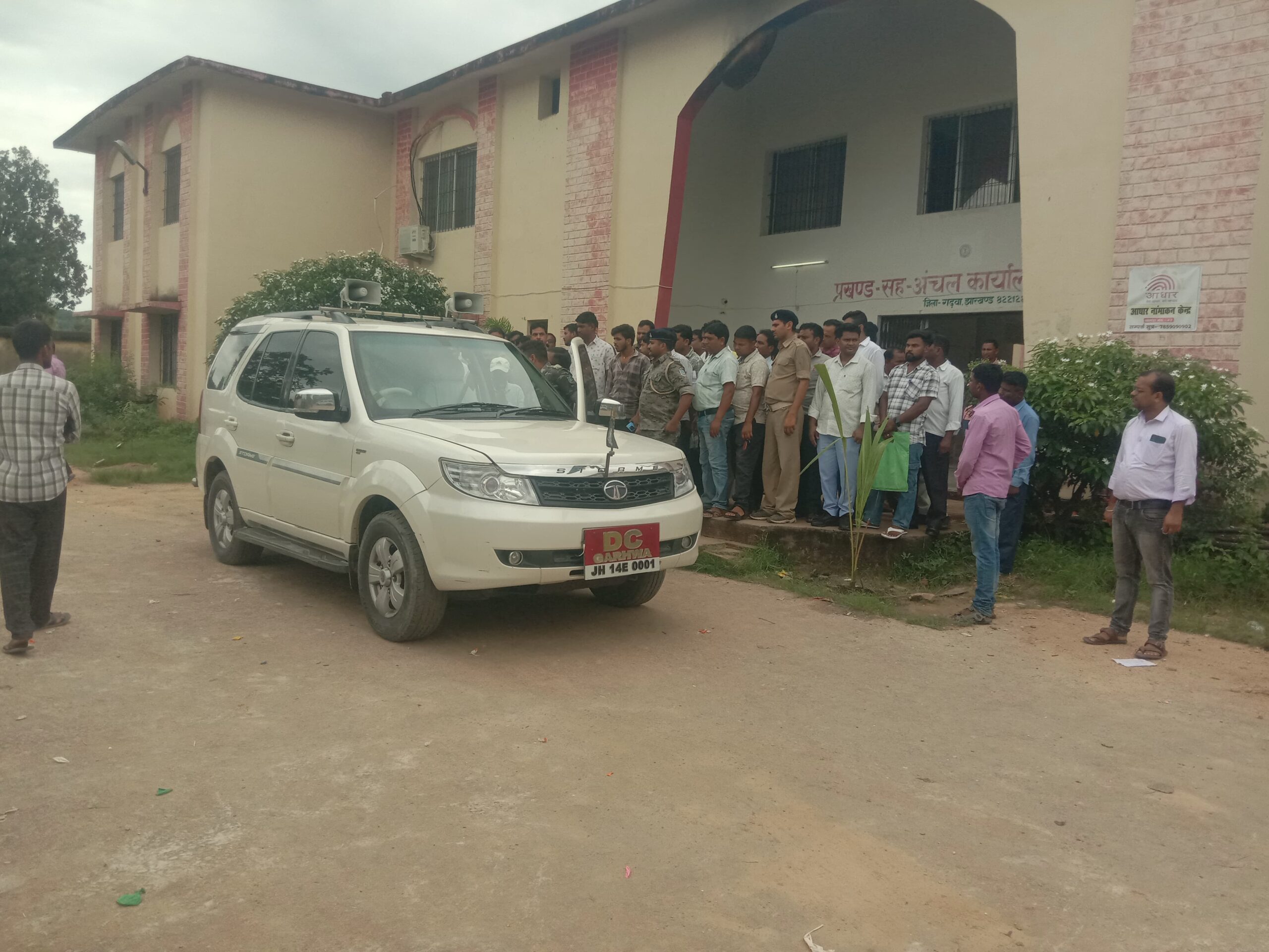 बिशुनपुरा और मझिआंव प्रखंडों में उपायुक्त का औचक निरीक्षण प्रशासनिक पारदर्शिता और साफ-सफाई पर सख्त निर्देश
