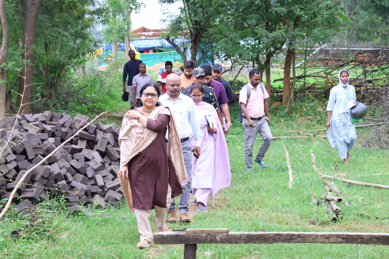 सिमडेगा में उपायुक्त का सघन निरीक्षण, 20 विकास योजनाओं की जमीनी हकीकत का लिया जायजा