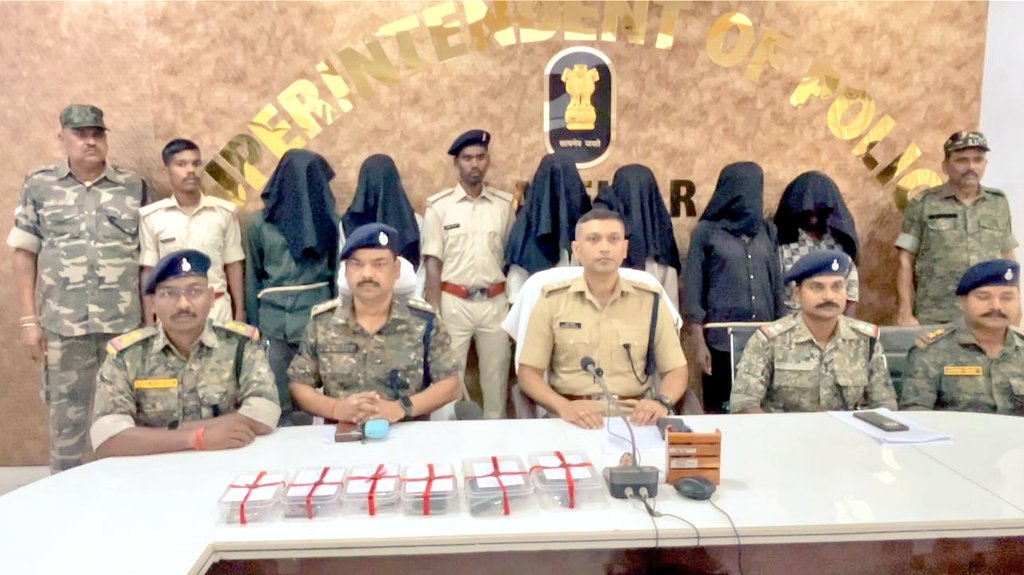 लातेहार: बारियातु में पुलिस की बड़ी कार्रवाई, 6 आरोपियों सहित भारी मात्रा में हथियार और नकदी बरामद
