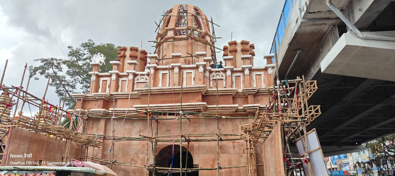 रातू रोड दुर्गा मंदिर के पास आरआर स्पोर्टिंग क्लब का भव्य पंडाल निर्माण शुरू