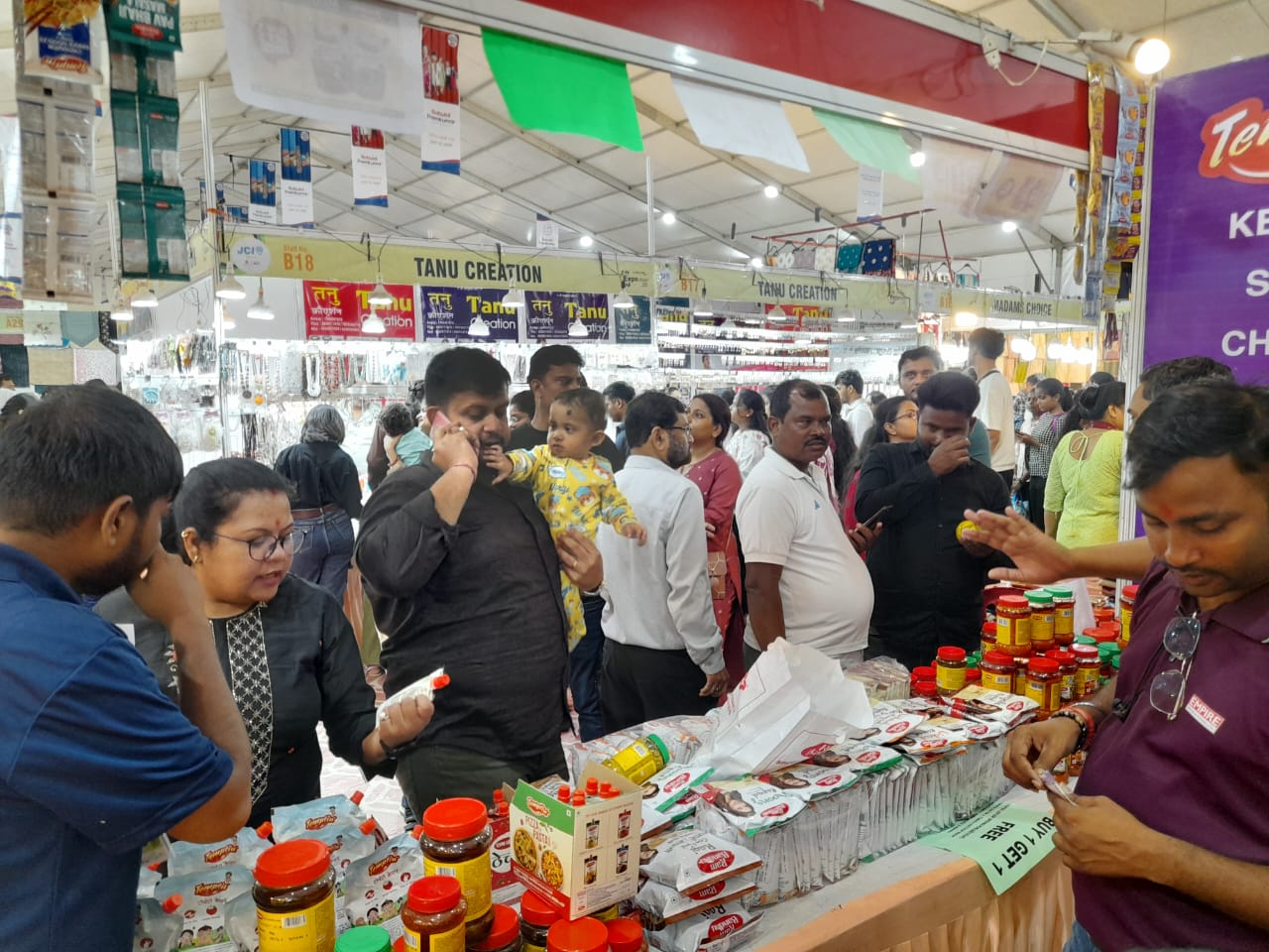 रांची के मोरहाबादी मैदान में उत्सव मेले के दूसरे दिन उमड़ी अपार भीड़