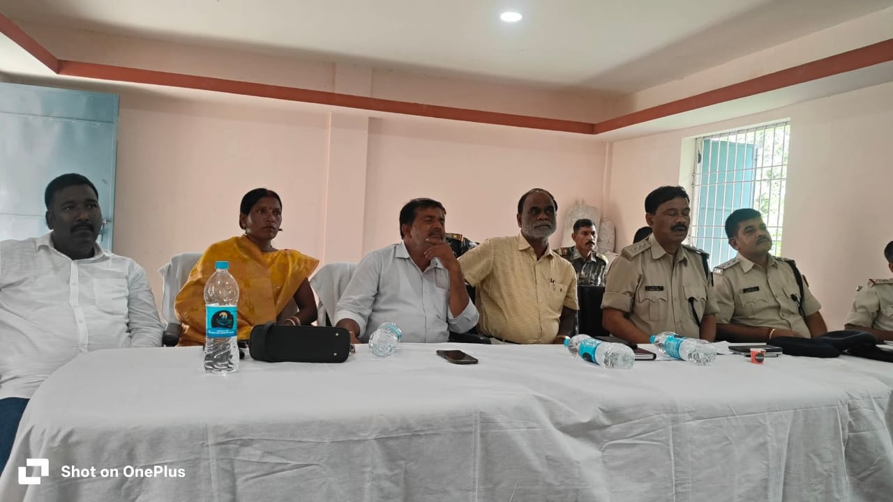 बरवाडीह में दुर्गा पूजा को शांतिपूर्ण ढंग से मनाने को लेकर थाना में हुई शांति समिति की बैठक