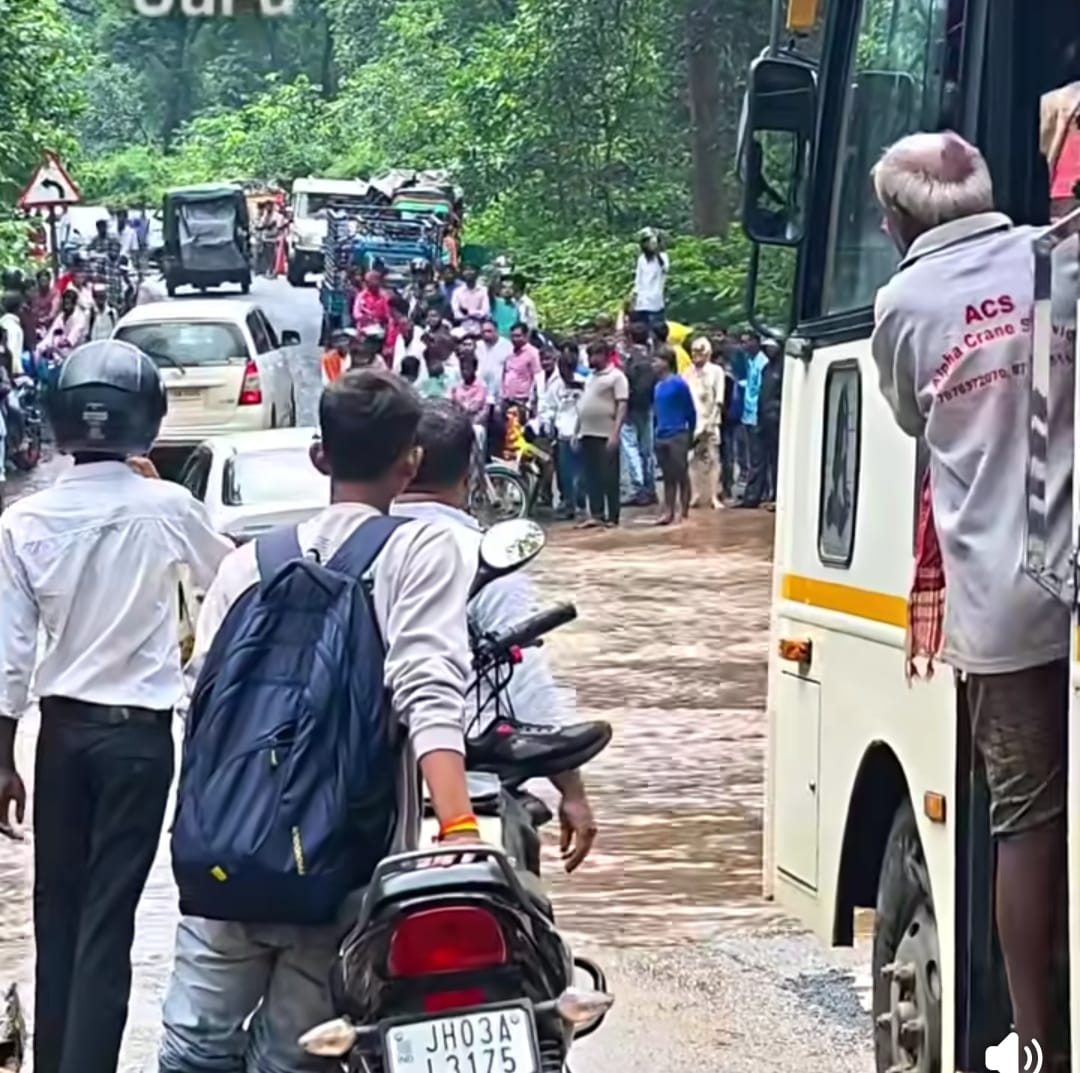 बरवाडीह में सतनदिया नदी बना राहगीरों की मुश्किल का कारण