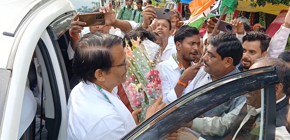 मनिका में झारखंड कांग्रेस प्रभारी के राजू का फूलमालाओं से हुआ भव्य स्वागत