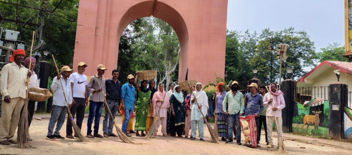 बेतला में ईको विकास समिति का स्वच्छता अभियान: पर्यटकों को मिलेगा स्वच्छ और आकर्षक माहौल