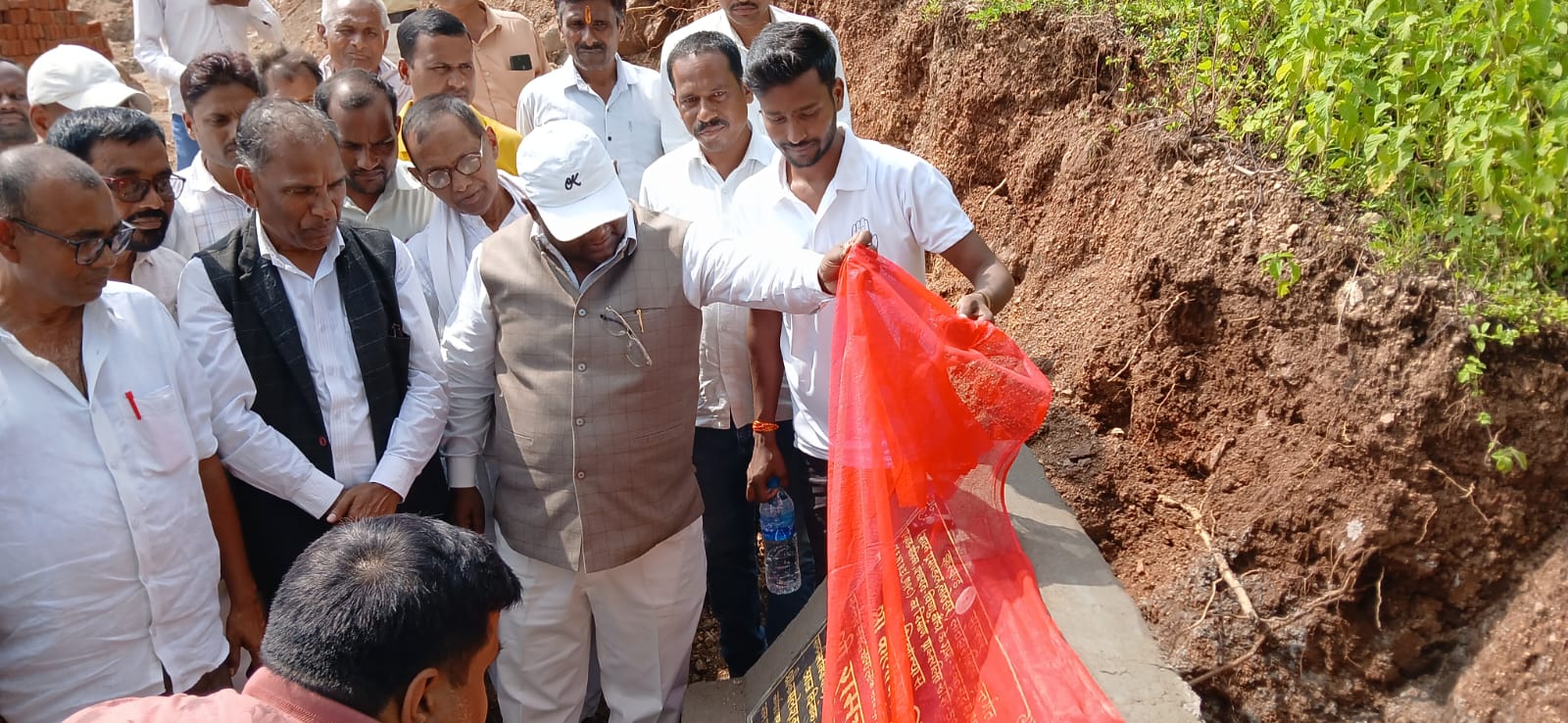 मनिका में विधायक रामचंद्र सिंह ने किया मल्टी परपस सेंटर भवन का शिलान्यास