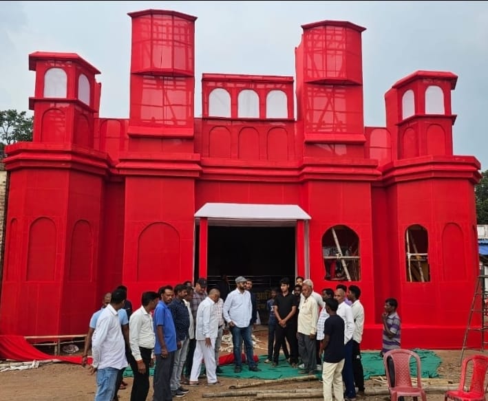 चंदवा महुआ मिलान में लाल किला थीम पर पंडाल निर्माण का कार्य अंतिम चरण में