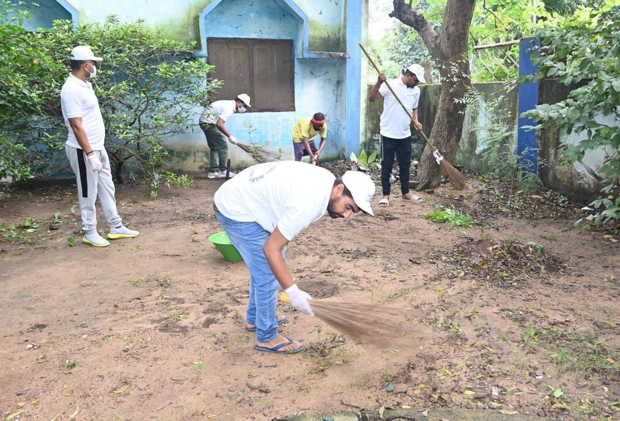 गिरिडीह में स्वच्छता ही सेवा अभियान के तहत चला श्रमदान कार्यक्रम: अधिकारियों और कर्मियों ने लिया स्वच्छता का संकल्प