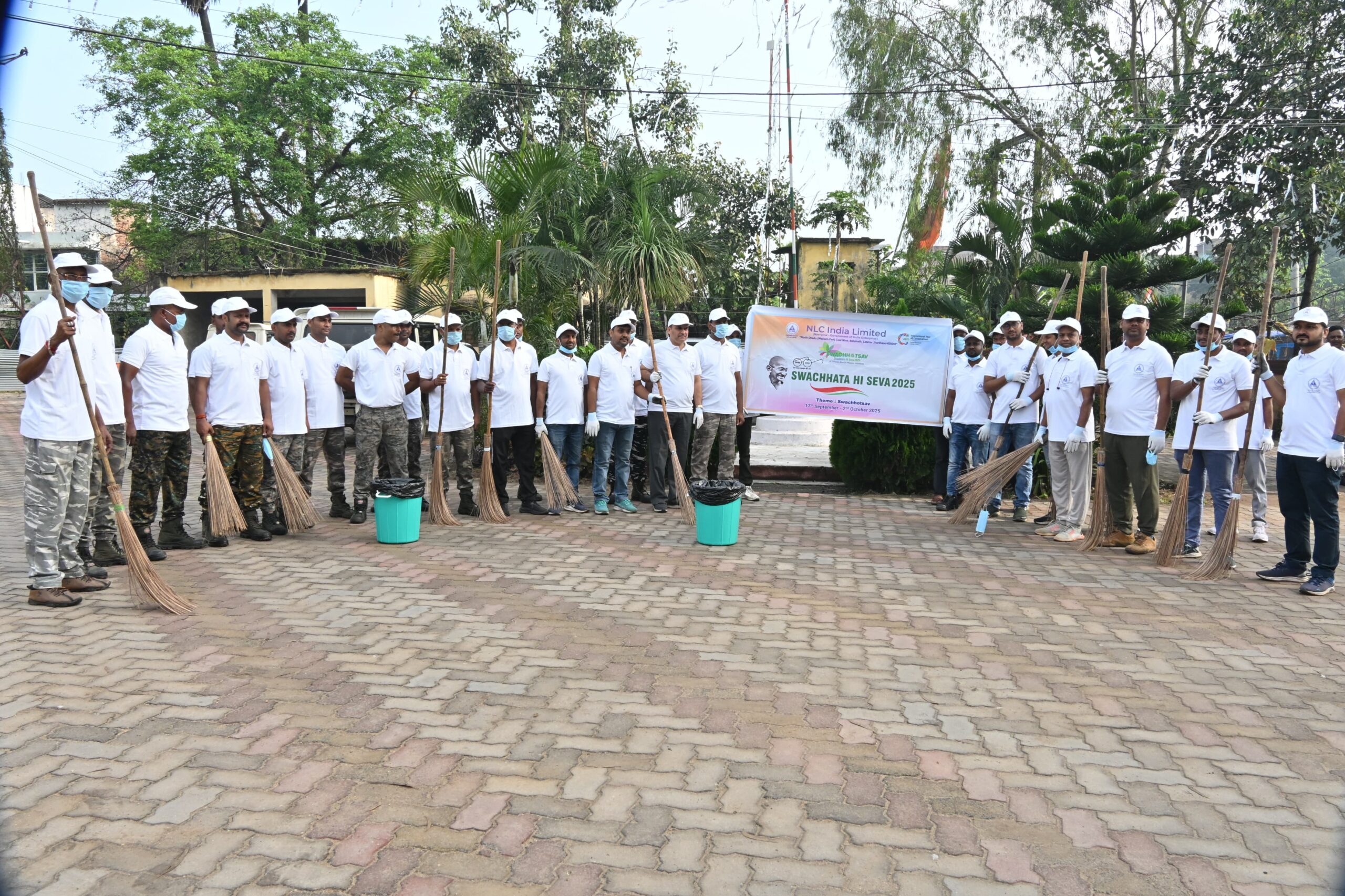 भारत सरकार की नवरत्न कंपनी एनएलसी इंडिया लिमिटेड ने बालूमाथ में चलाया स्वच्छता अभियान